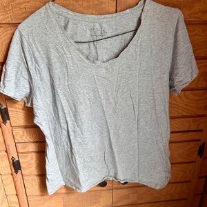Time and Tru Heather Gray V-Neck Short Sleeve Tee